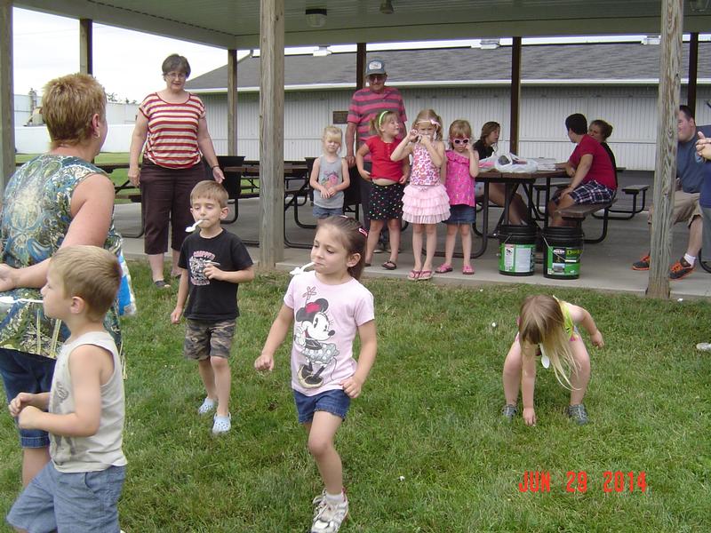 2014 Appreciation Picnic - Little kids cotton balls on spoons - Photo by Stacy Shank